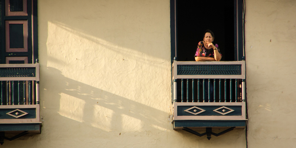 Mujer asomada en ventana